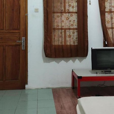 Losmen Yosi Carita Hotel Exterior photo