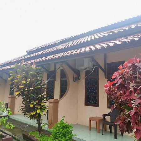 Losmen Yosi Carita Hotel Exterior photo