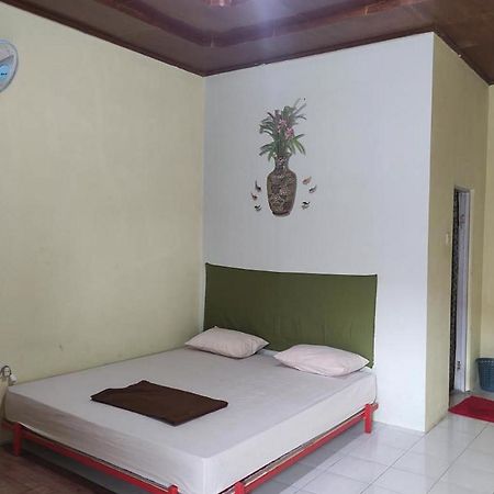 Losmen Yosi Carita Hotel Exterior photo