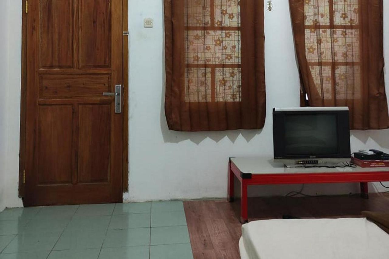 Losmen Yosi Carita Hotel Exterior photo