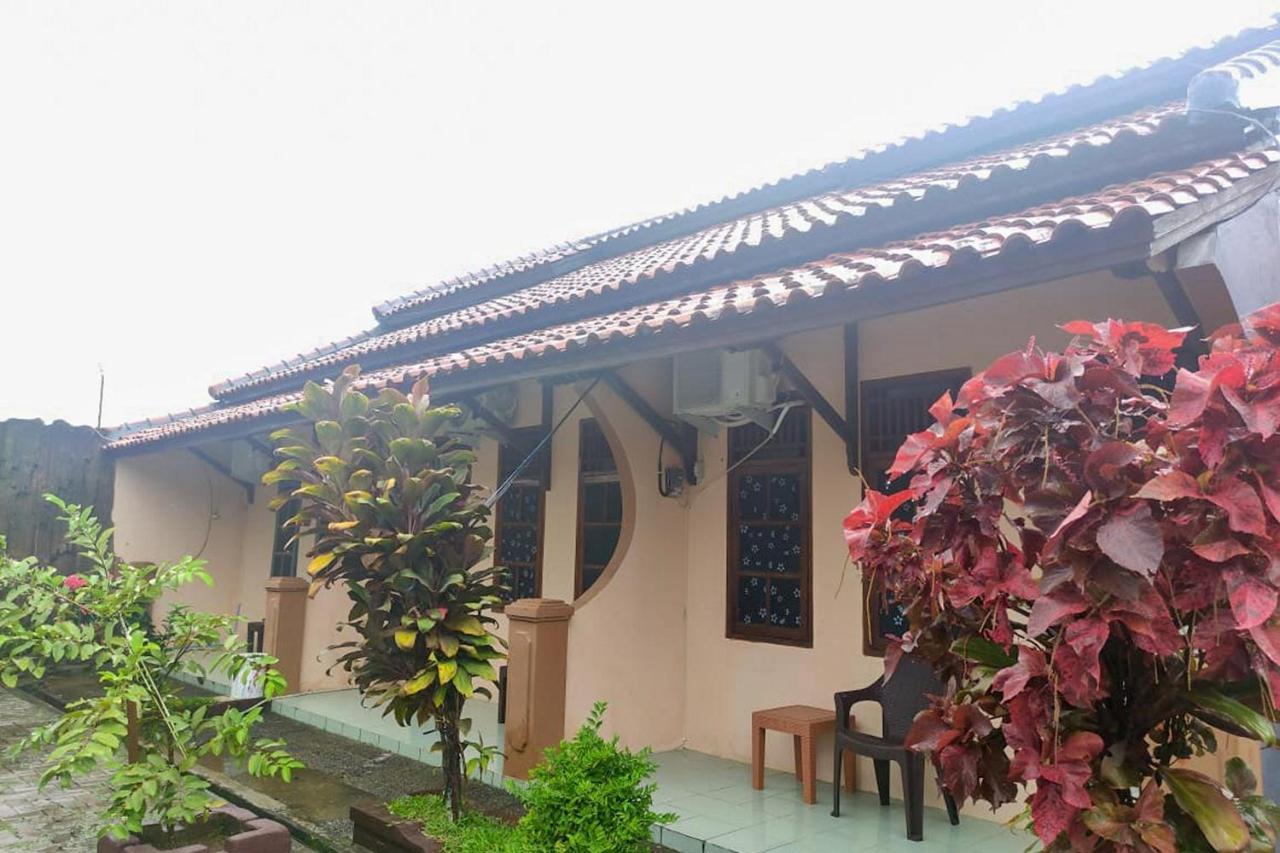 Losmen Yosi Carita Hotel Exterior photo