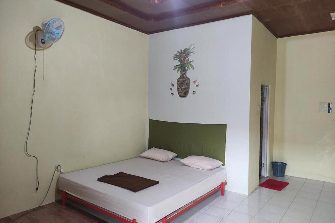 Losmen Yosi Carita Hotel Exterior photo