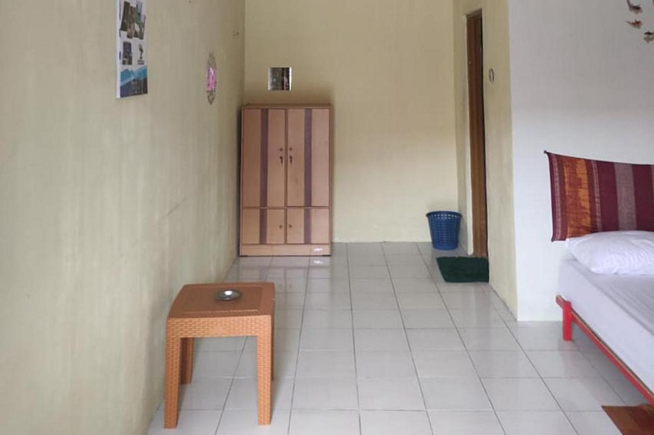 Losmen Yosi Carita Hotel Exterior photo