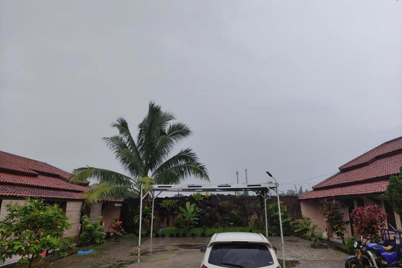 Losmen Yosi Carita Hotel Exterior photo