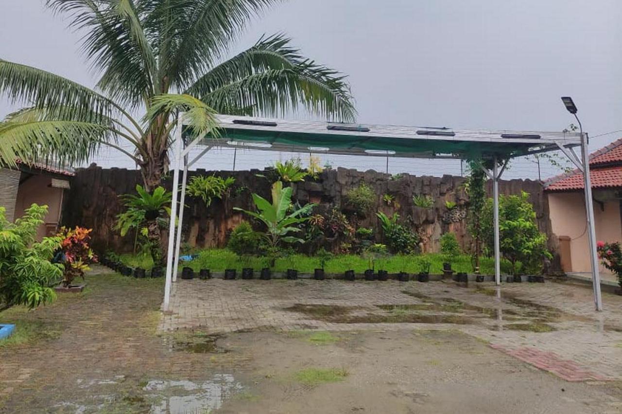 Losmen Yosi Carita Hotel Exterior photo
